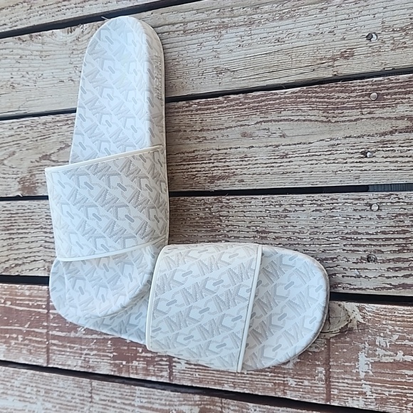 Michael Kors Gilmore MK Slides - Picture 2 of 6